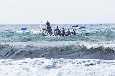 group of men boating on violent waves during daytime, group of men on boat with oars paddling hard violent waves during daytime HD wallpaper