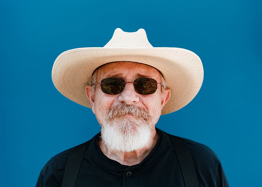 man standing near blue wall, person taking selfie photo, aviator HD wallpaper