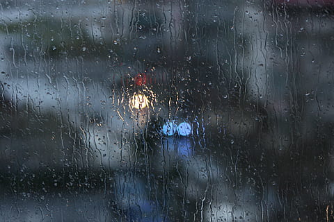 water droplets on glass, rain, window, bokeh, dark, raindrop HD wallpaper