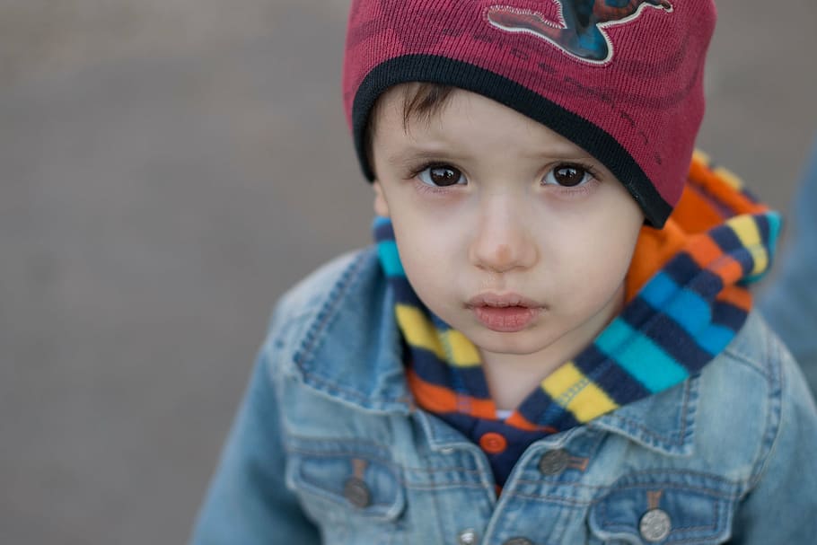 toddler in blue denim button-up top, child, face, hat, kid HD wallpaper