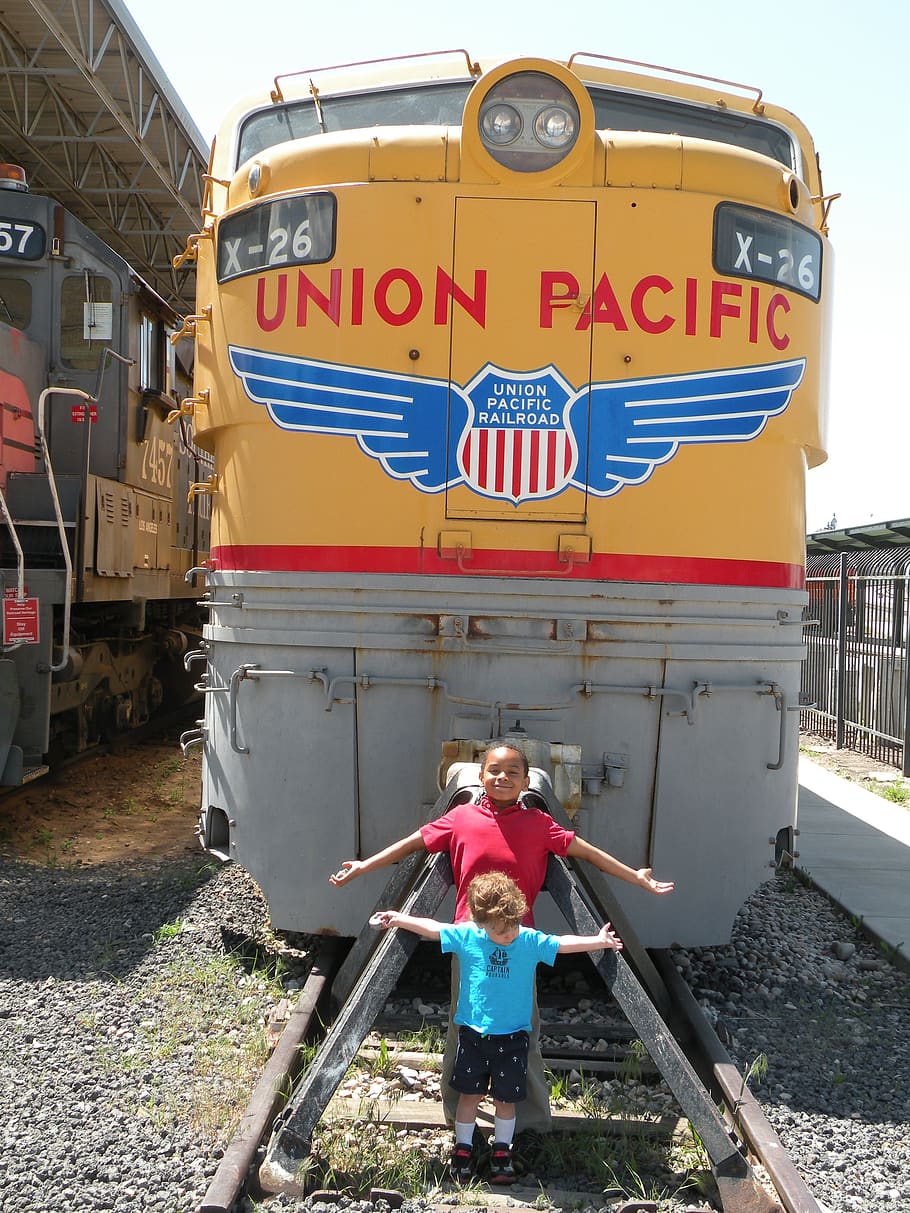 boys, train, tracks, railroad, union pacific, kids, real people, HD wallpaper