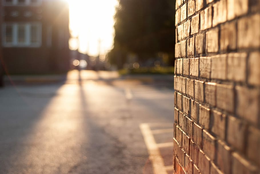 brown concrete wall brick, gray concrete road, street, sidewalk HD wallpaper