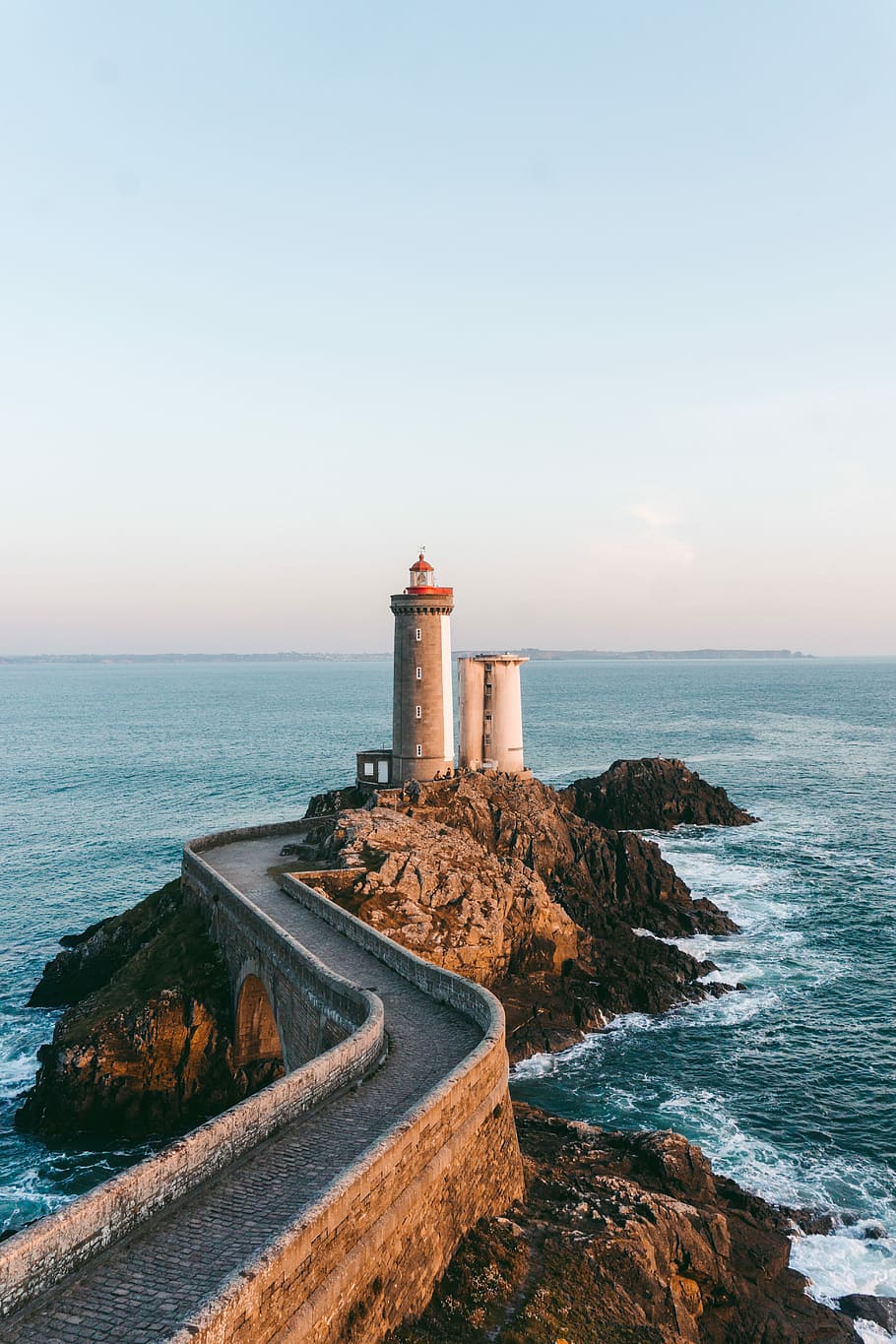 lighthouse near body of water, brown and red lighthouse near body of water at daytime HD wallpaper