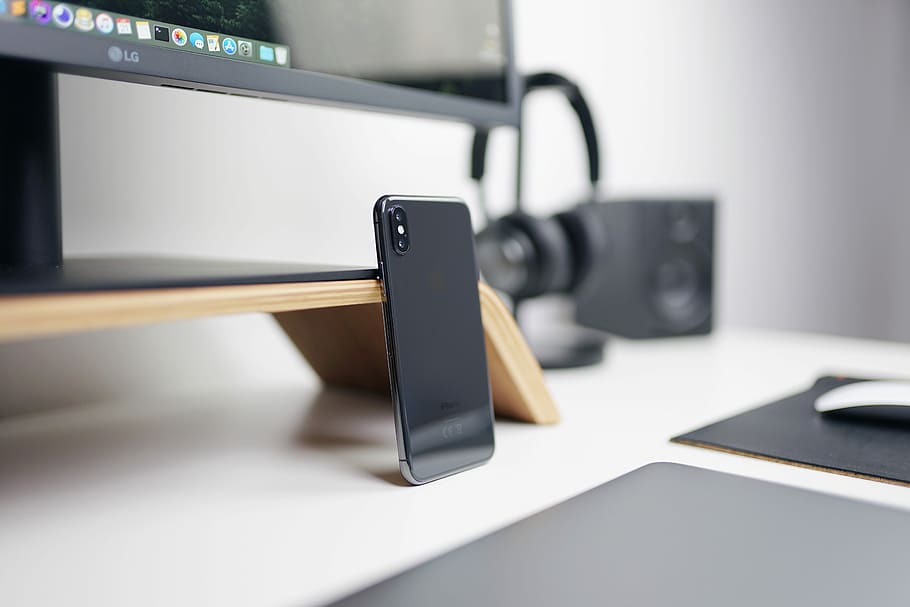 shallow focus photography of space gray iPhone X, space gray iPhone X leaning on gray desk, HD wallpaper
