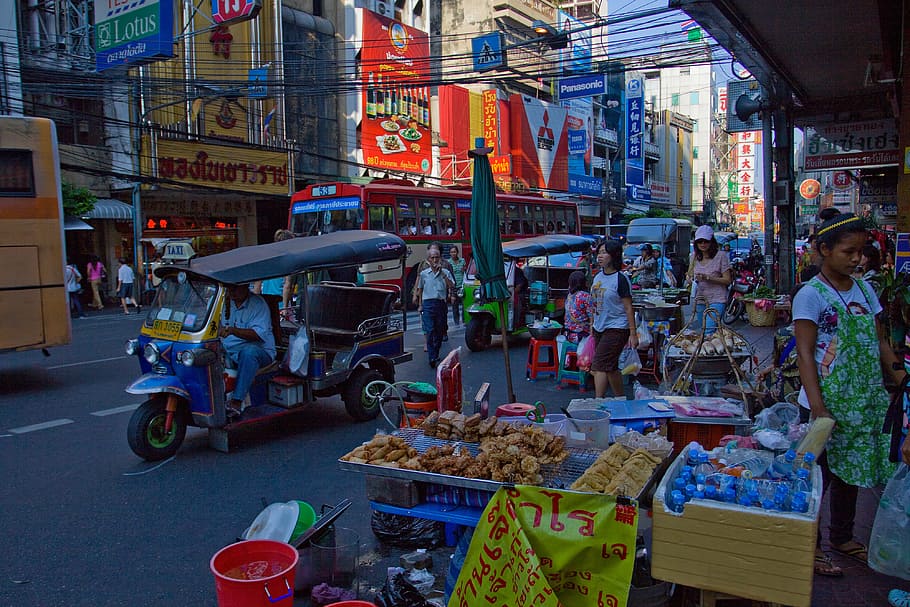 Urban photo of the busy streets of the Chinatown district of Bangkok in Thailand, HD wallpaper