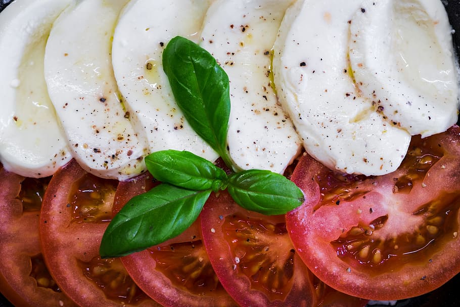 close-up photography of tomatoes and spinach, mozzarella, basil HD wallpaper