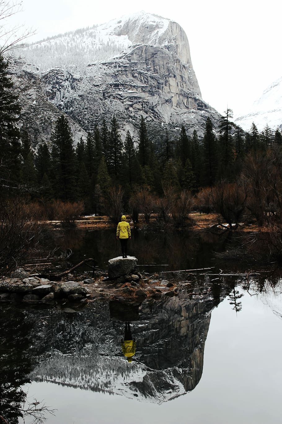 person wearing yellow hoodie standing on rock, person in yellow hoodie standing on rock in front of body of water HD wallpaper