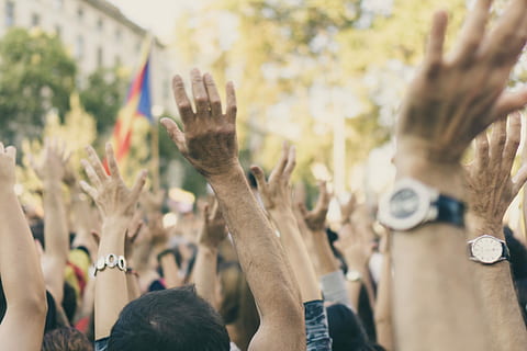 group of people raising their hands, people raising hands taken at daytime HD wallpaper