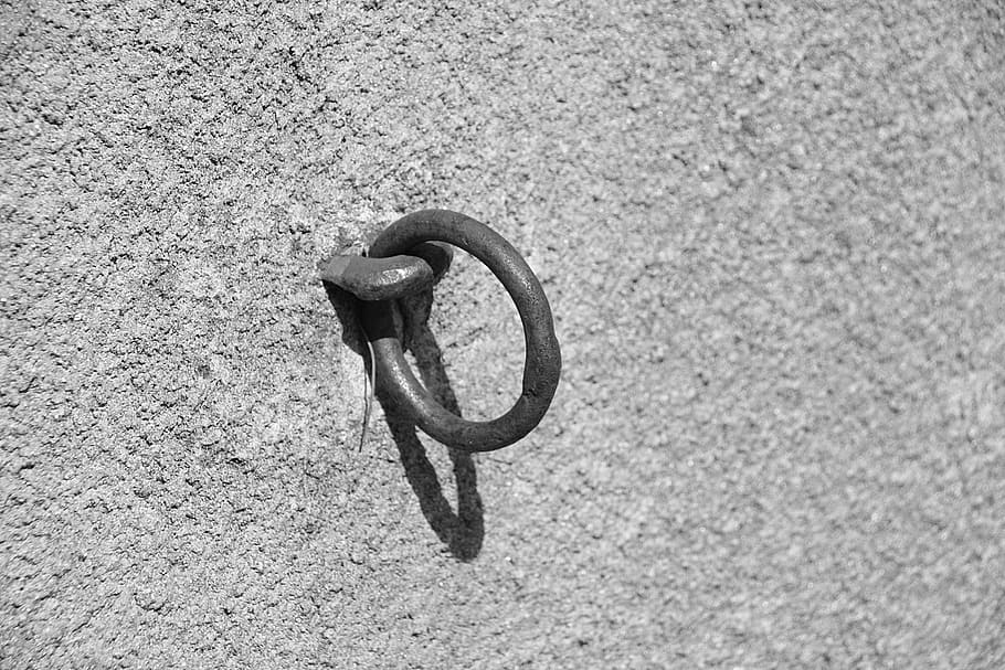 ring, metal, rust, scrap, old, wall, iron, outside, black and white HD wallpaper