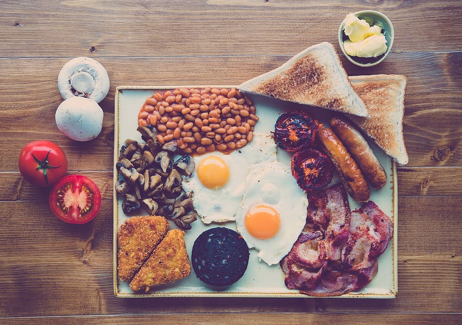 fried ham, egg, bread with beans and red tomato slice, bacon, sausage, beans and fried egg with toasted bread, HD wallpaper