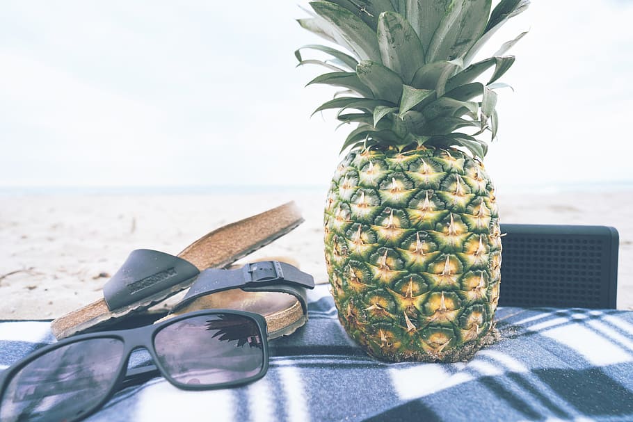 green pineapple near black frame sunglasses, picnic, beach HD wallpaper