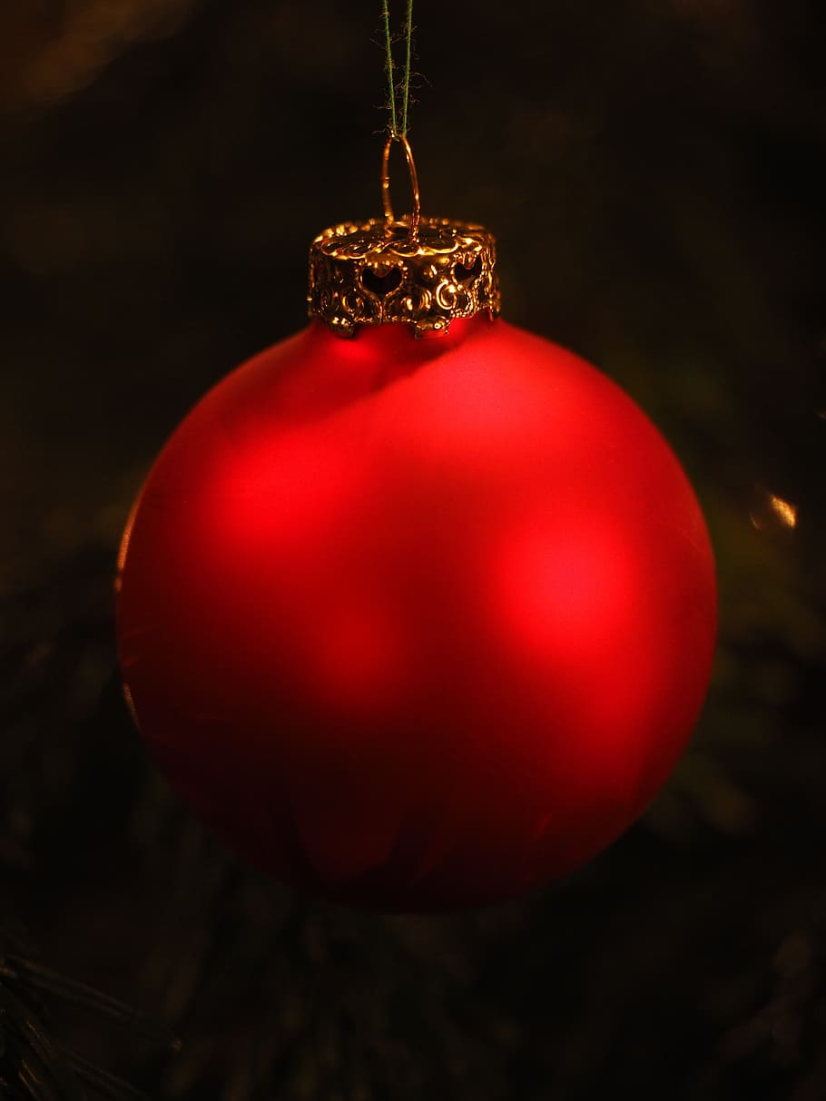 Những chiếc bóng đèn Noel màu đỏ trên nền đen tạo nên bầu không khí ấm cúng cho ngày lễ Giáng sinh. Xem ngay hình ảnh để thưởng thức những thiết kế độc đáo và sang trọng.