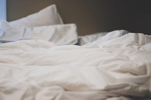 white bed comforter set, sheets, pillows, bedroom, domestic room HD wallpaper