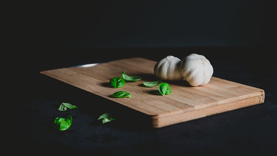 two bulb of garlic on top of chopping board, garlic on brown chopping board HD wallpaper