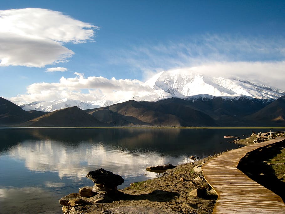lake and mountain under blue sky with white clouds view during daytime HD wallpaper