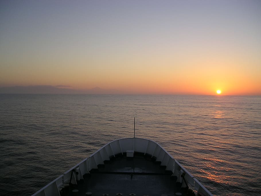 edge of white boat overseeing orange sunset, sea, ship, boot HD wallpaper