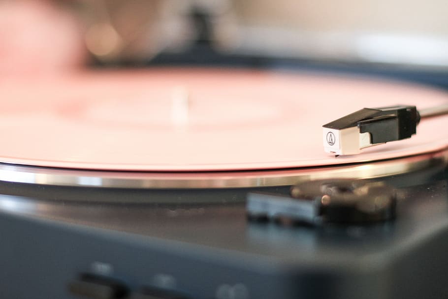 selective focus photography of black turntable, selective focus photograph of turntable