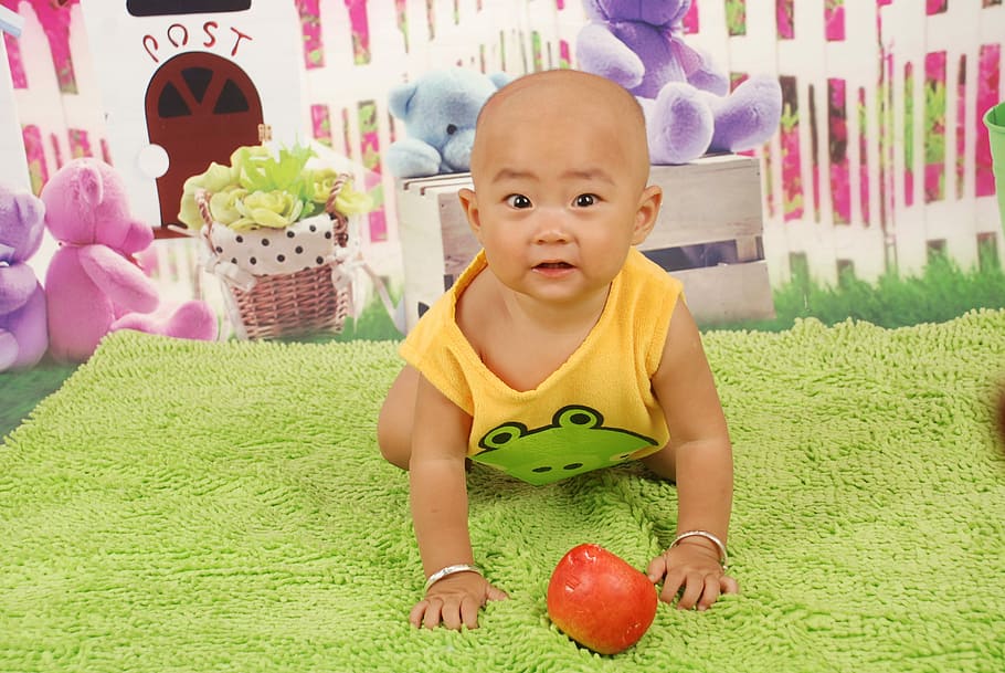 Crawling, Scrambling, baby, smiling, happiness, sweet, playful HD wallpaper