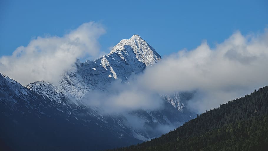 snow covered mountain under blue sky, landscape photography of snowy mountain HD wallpaper