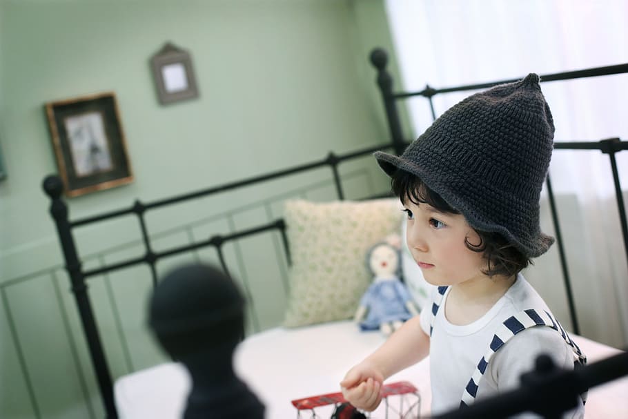 Studio, olive green, baby models, indoors, headshot, casual clothing HD wallpaper