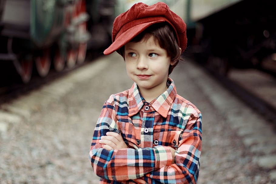 standing boy in plaid long-sleeved shirt with red newsboy hat, HD wallpaper
