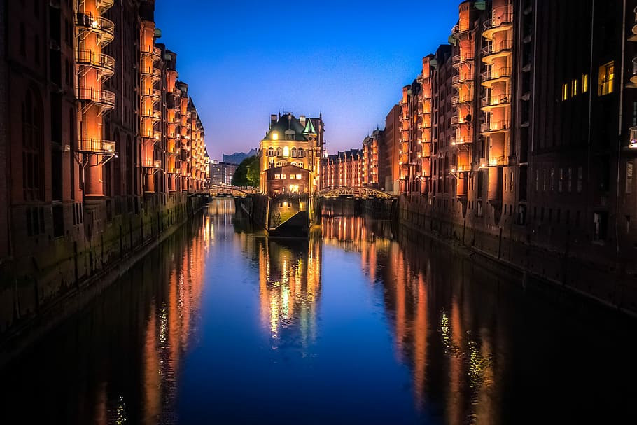 river in the middle of buildings, body of water in the middle of apartment HD wallpaper