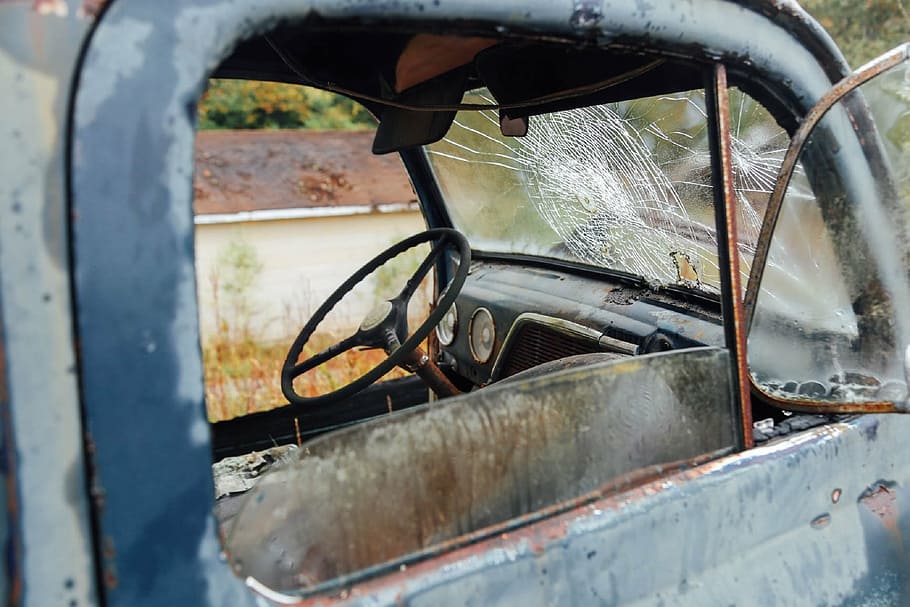 abandoned blue vehicle near river, focus, photography, black HD wallpaper