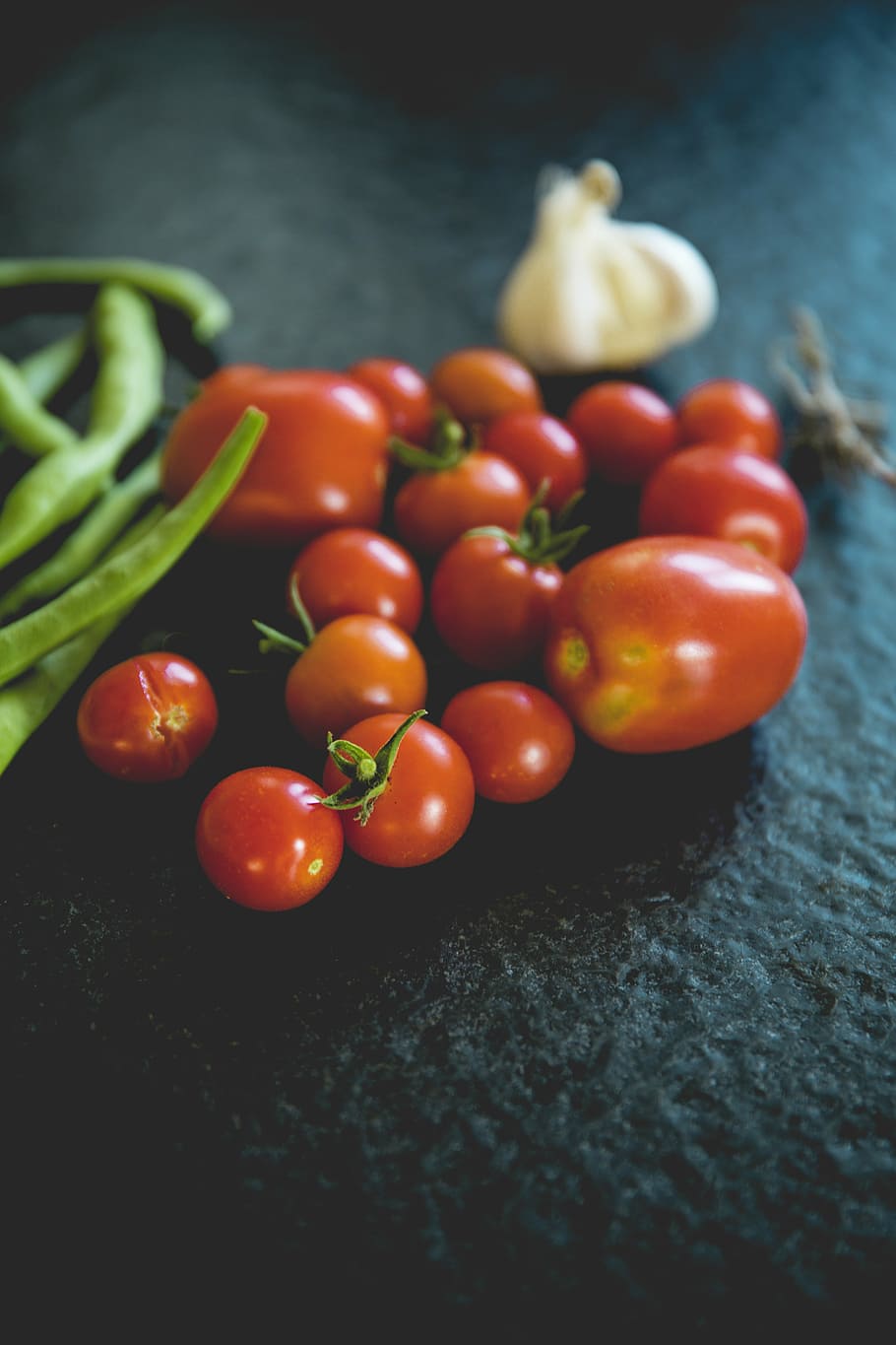 tomatoes near string beans, red, fruit, vegetable, food, garlic HD wallpaper