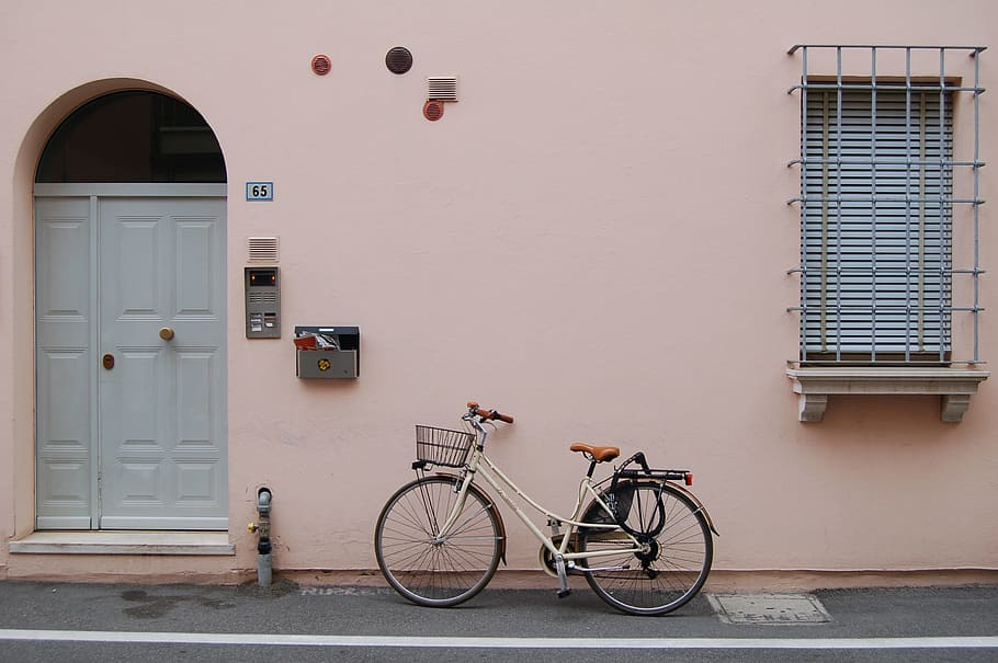 white city bike parked beside house, bicycle, basket, window, HD wallpaper