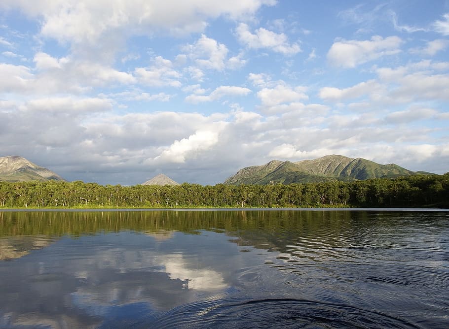 lake, mountains, forest, reflection, clouds, sky, beach, evening HD wallpaper