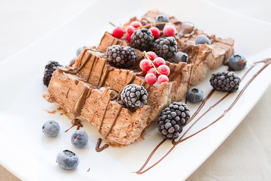 sliced cakes with berries toppings, nutella, chocolate, dessert HD wallpaper