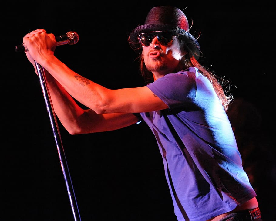 man holding microphone, kid rock, performance, entertainer HD wallpaper