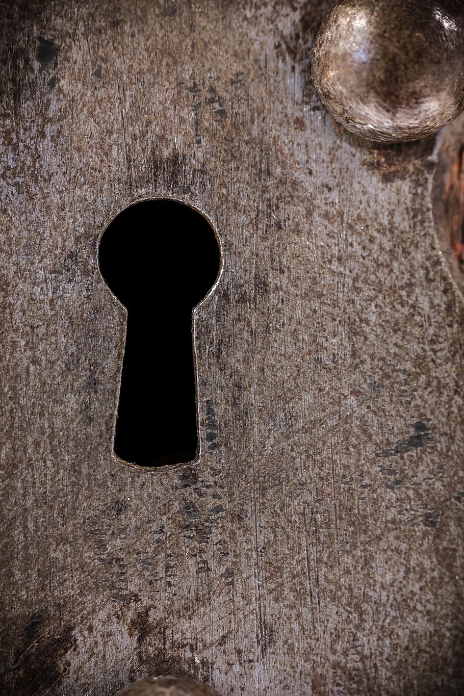close up focus photo of a door key hole, metal, fitting, castle