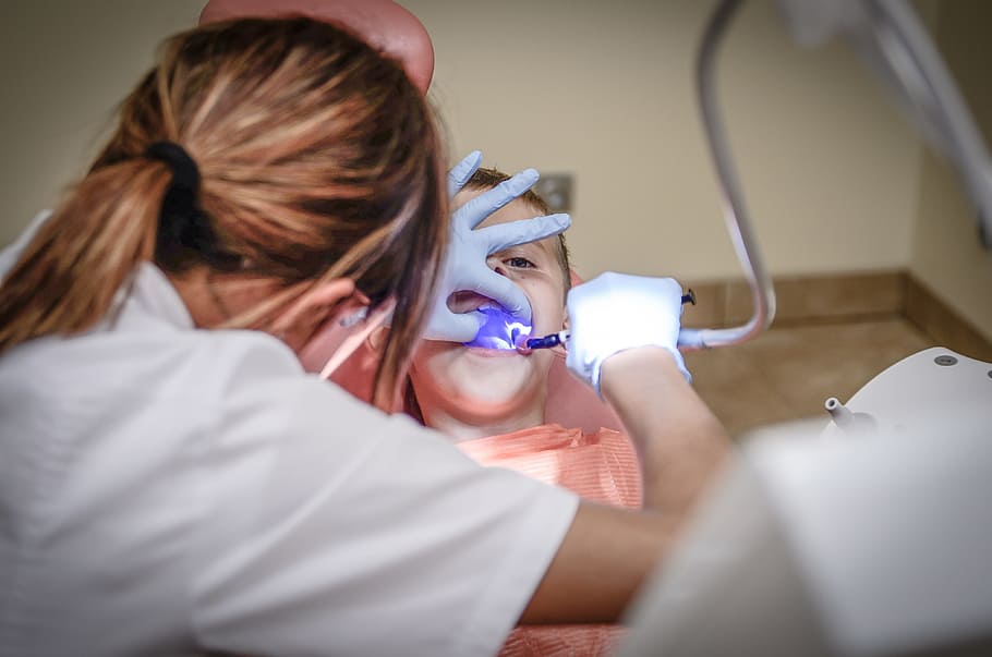 woman wearing scrub shirt checking up girl's teeth, dentist, pain, HD wallpaper