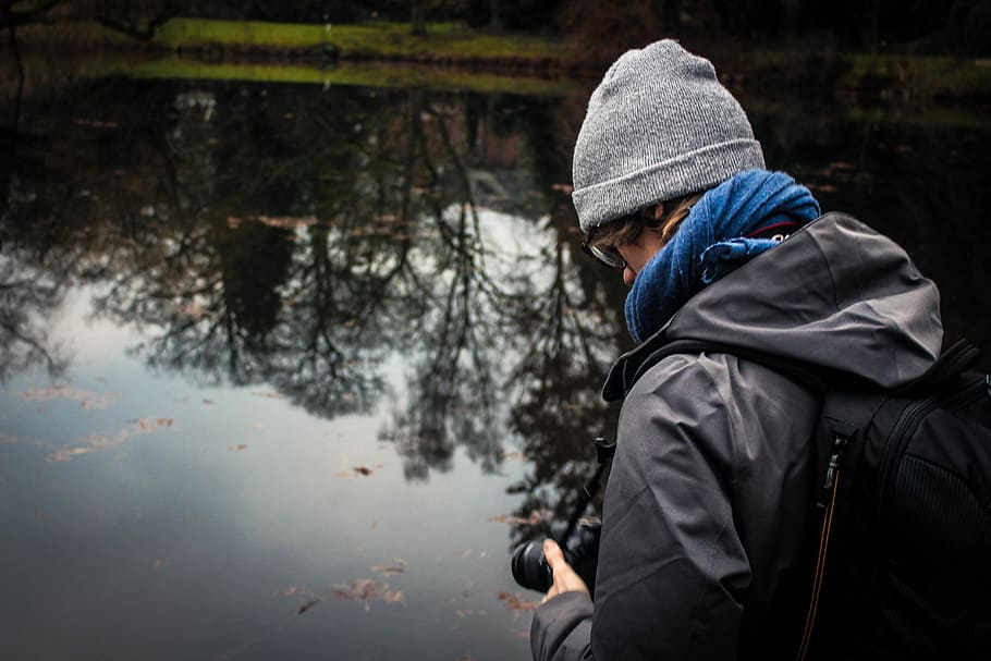 man holding camera infront of water, man standing beside body of water HD wallpaper
