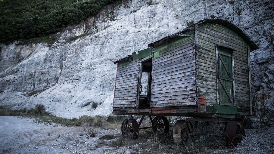 gray wooden house on wheels, shack near cliff, abandoned, old wagon HD wallpaper