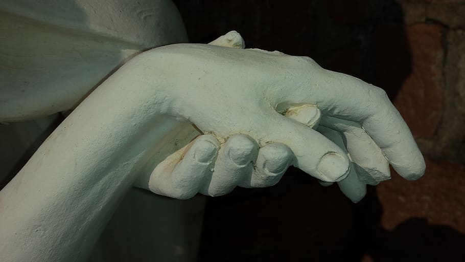 closeup photography of pair of hands statue, bear, help, serve HD wallpaper