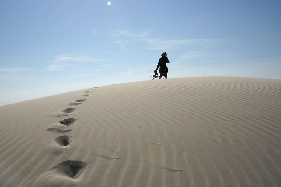 Beach, Dune, Mediterranean, full length, sand, one man only HD wallpaper