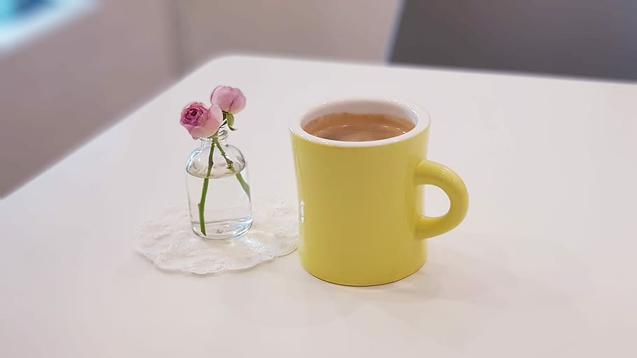 pink roses centerpiece and yellow ceramic mug, cup, dawn, coffee HD wallpaper