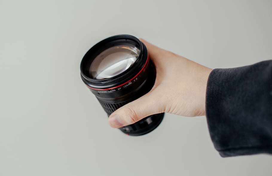 person holding black camera lens, person holding DSLR camera lens HD wallpaper