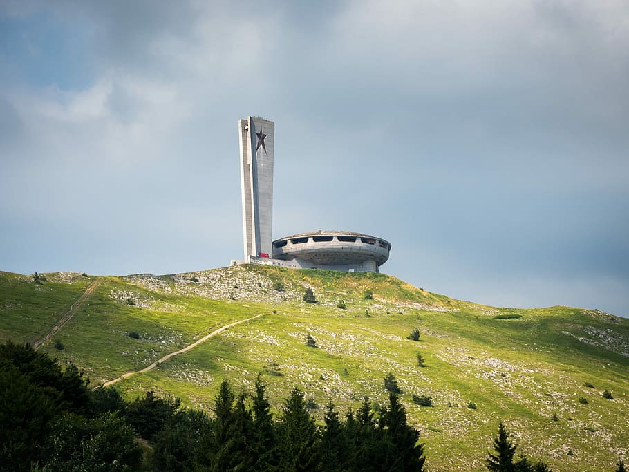 white and gray concrete building at the top of the mountain HD wallpaper