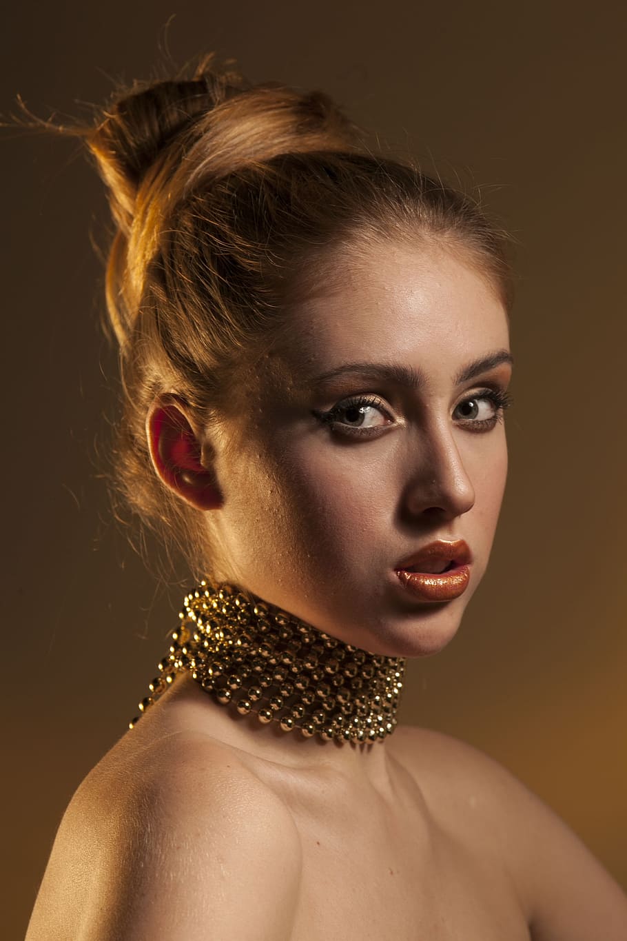 woman wearing beaded gold-colored necklace, Portrait, Stage HD wallpaper
