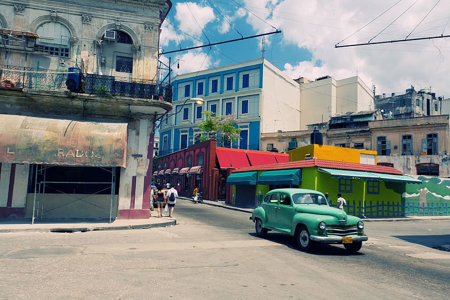 Wide-angle shot of a traffic crossroads in Havana, Cuba. Image captured with a Canon DSLR, HD wallpaper