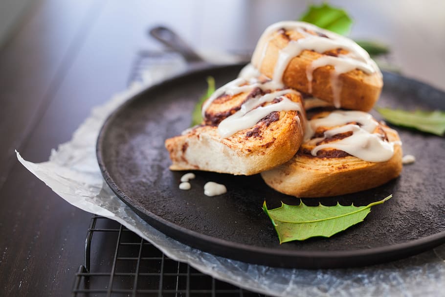 cinnamon bread on skillet, tilt-shift photography of cooked meat on black skillet with white toppings, HD wallpaper
