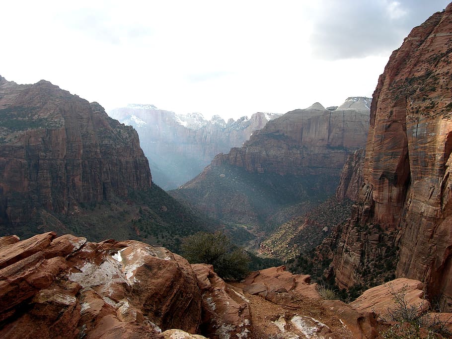 light ray between brown rock formations, utah, mountains, valley HD wallpaper