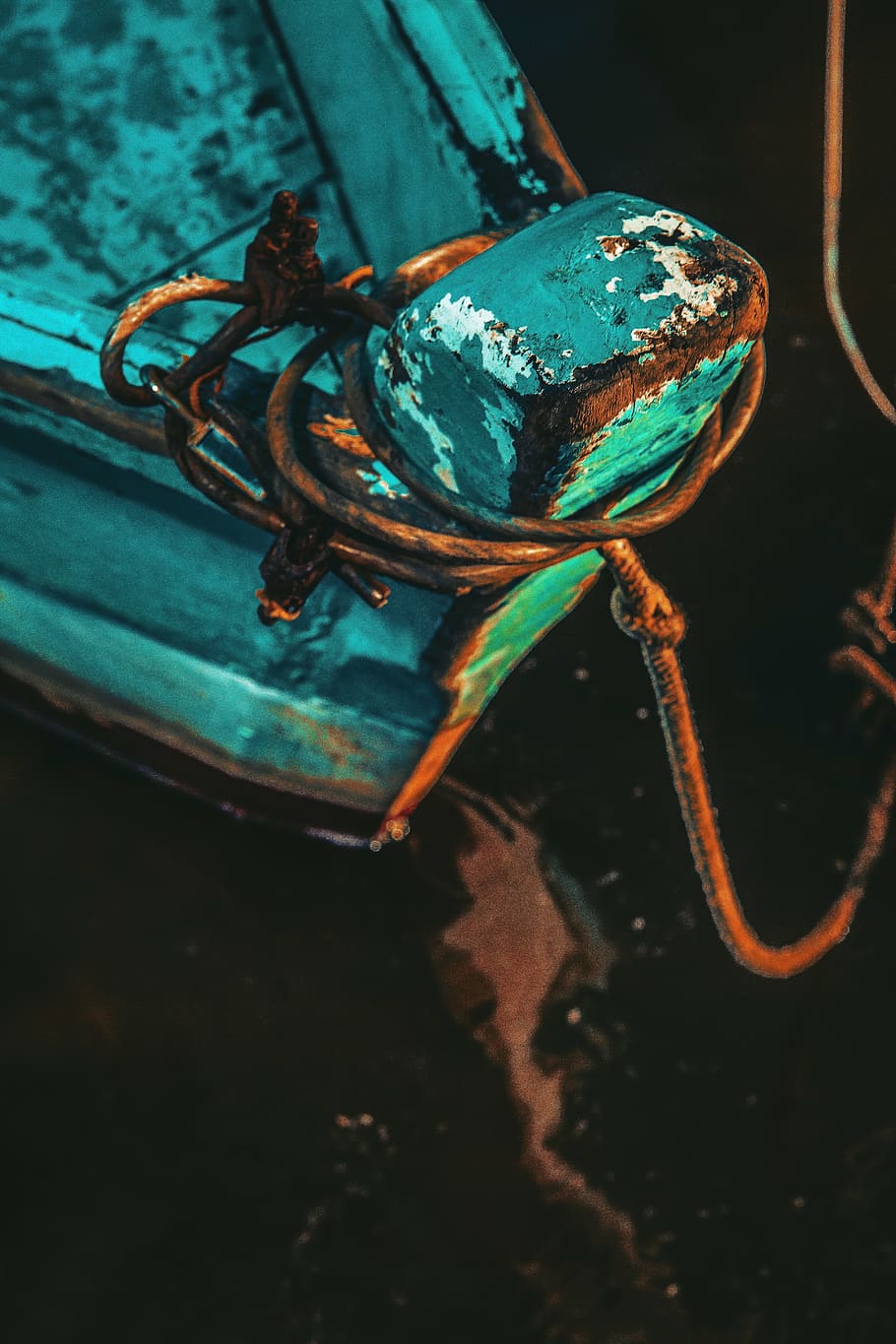 brown rope on boat edge, water, rowing, prow, rowboat, tied up HD wallpaper