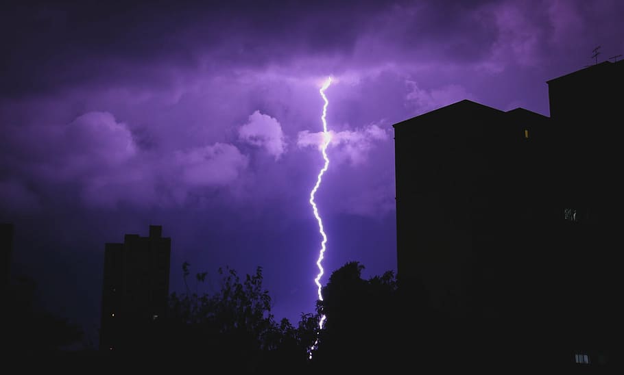 silhouette of buildings and lightning, cloudy sky, lighting HD wallpaper