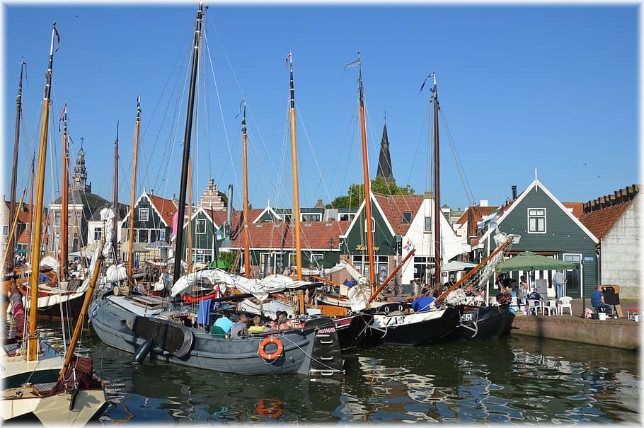 docked assorted-color boats, marken, monnickendam, volendam, village, HD wallpaper