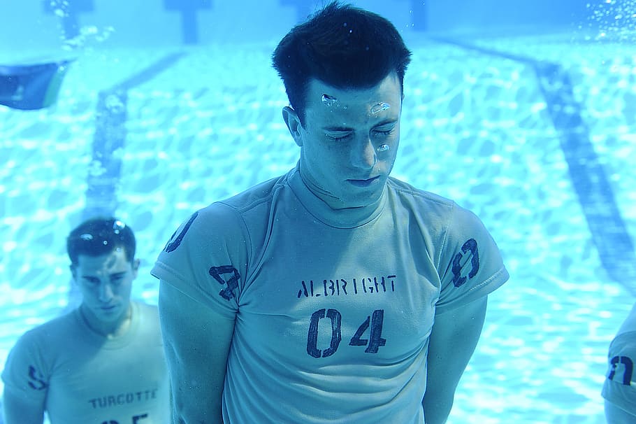 men under pool photo, water, underwater, holding breath, training HD wallpaper