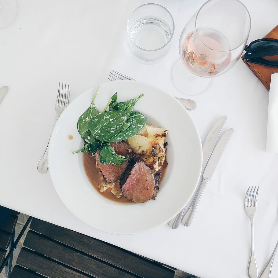 Medium beef steak with spinach and potatoes, healthy, meat, restaurant HD wallpaper